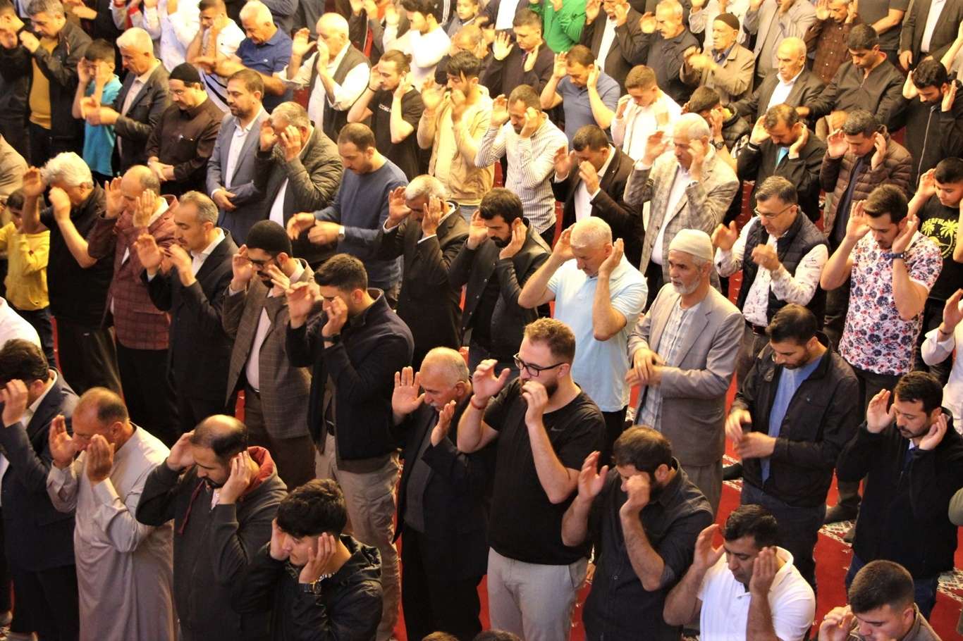 Mardin'de bayram namazı coşkuyla eda edildi Mardin'de bayram namazı coşkuyla eda edildi